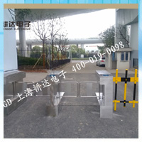 《工业园区》通道安装摆闸和道闸机