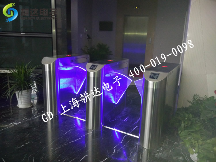 上海市浦东电视台电梯通道口安装耕达桥式斜面翼闸。