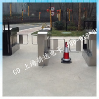 《上海高档别墅小区》门口摆闸