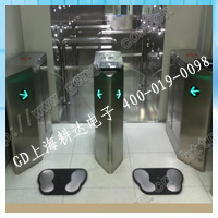 《昆山汽车电子工厂》安装防静电翼闸。同时测试手和脚。