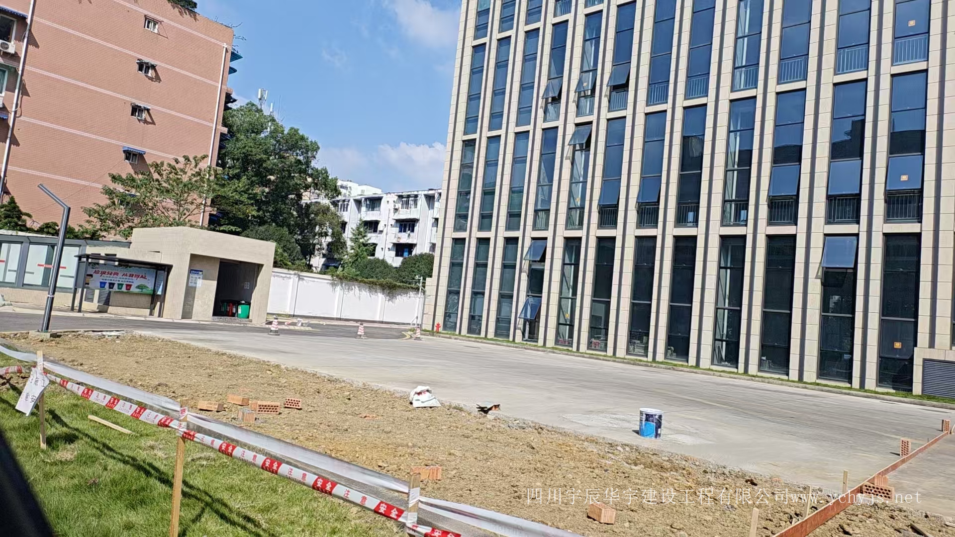 清江大厦篮球场改造施工中