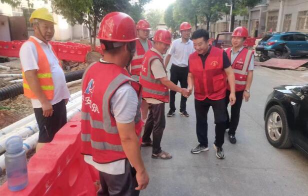 高温下的关怀：市(区)文明办、区新时代文明实践中心慰问老旧改小区施工现场人员
