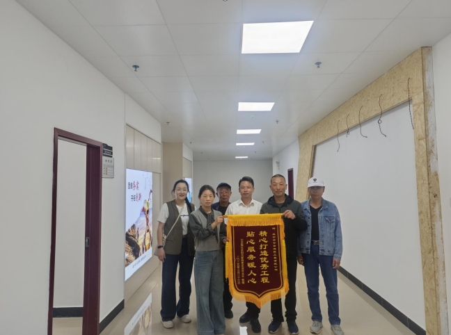 阳光家园迎新貌，小区居民送锦旗