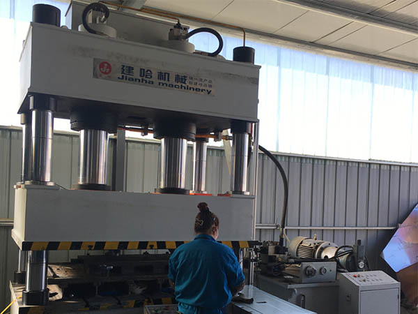 山东建哈宝发重工四柱液压机