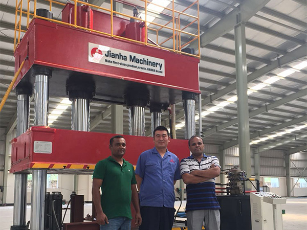 山东建哈宝发重工与您携手并进四柱液压机