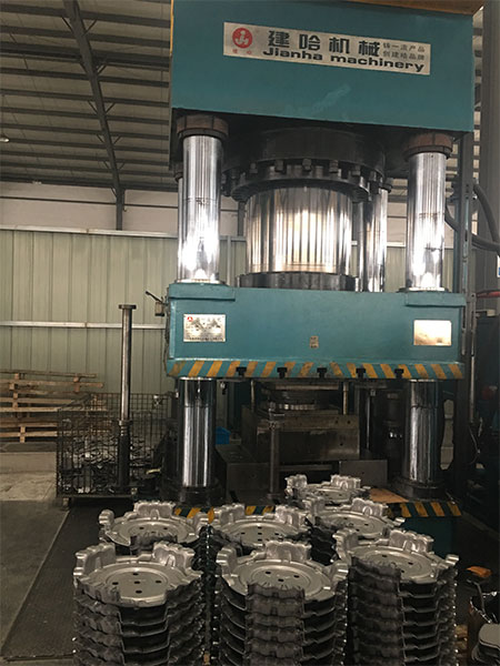 山东建哈宝发重工与您携手并进三梁四柱液压机