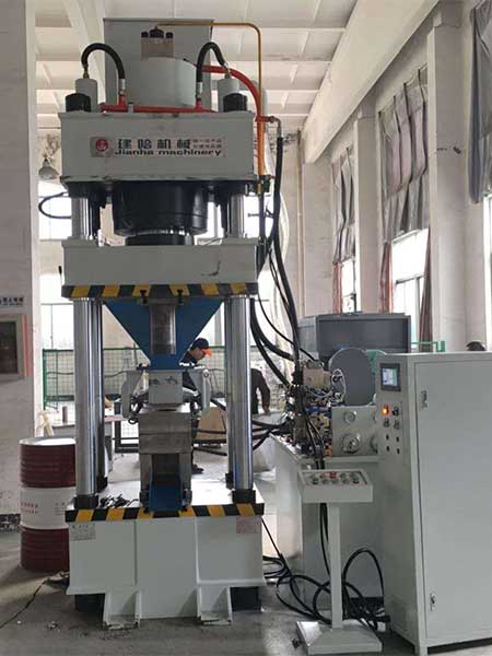 山东建哈宝发重工与您携手并进四柱液压机