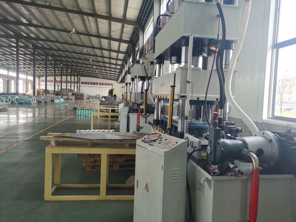 山东建哈宝发重工新研发生产的金属彩石瓦液压机