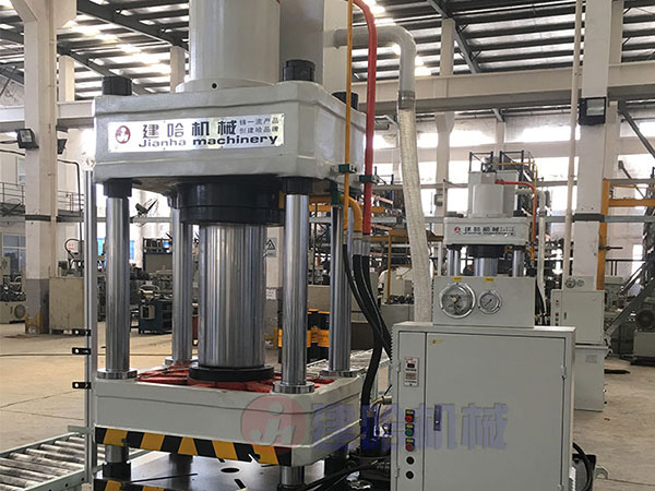 山东建哈宝发重工与您携手并进专注研发制造四柱液压机