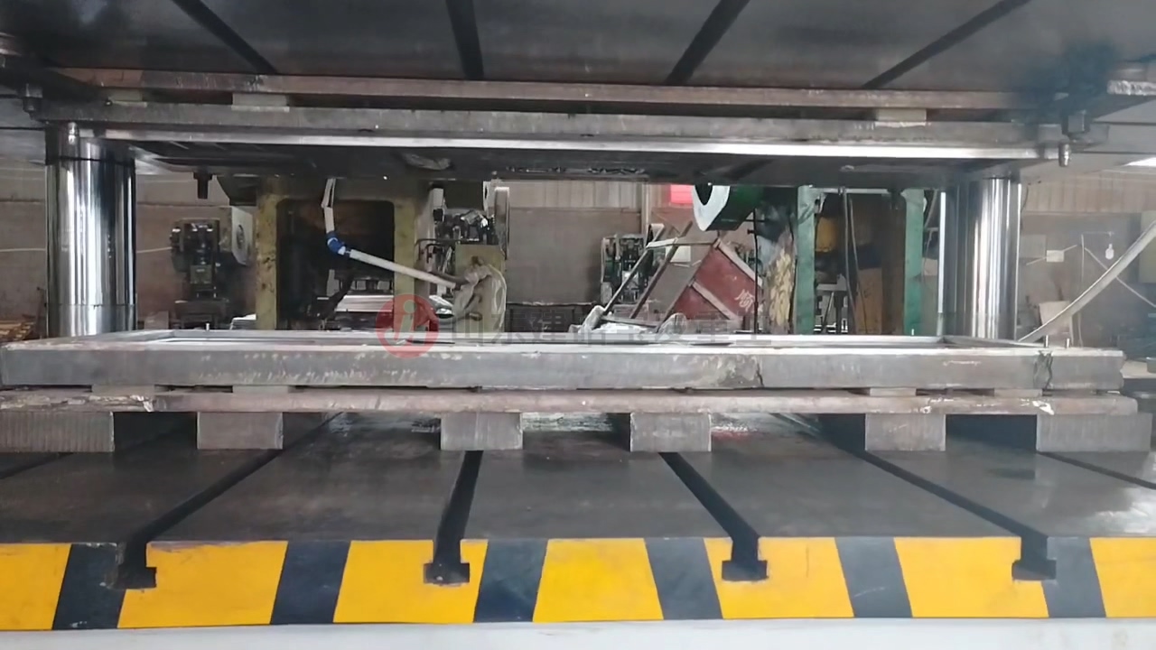 三轮车坐桶四柱液压机