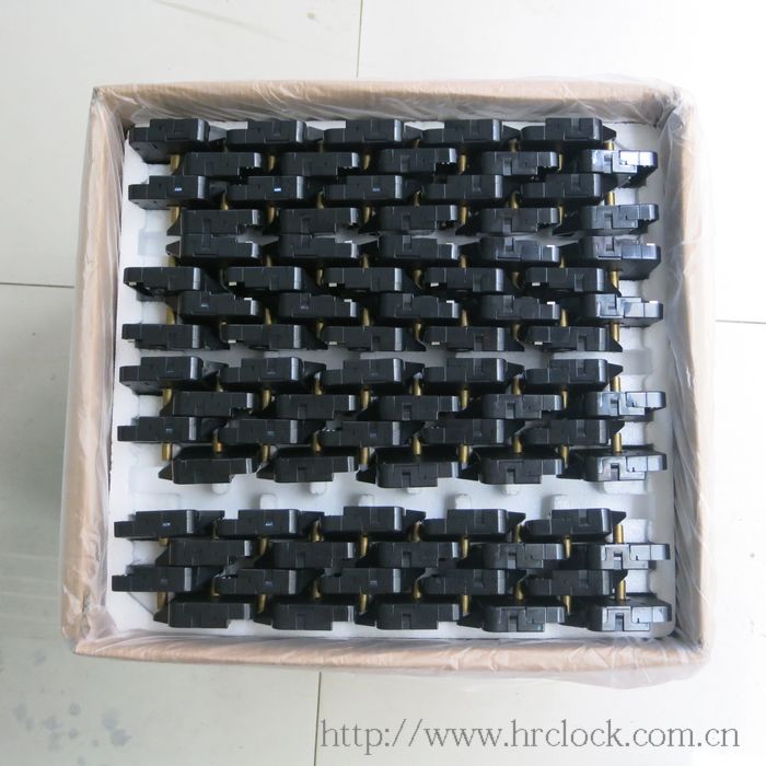 塑挂钩石英机芯包装过程