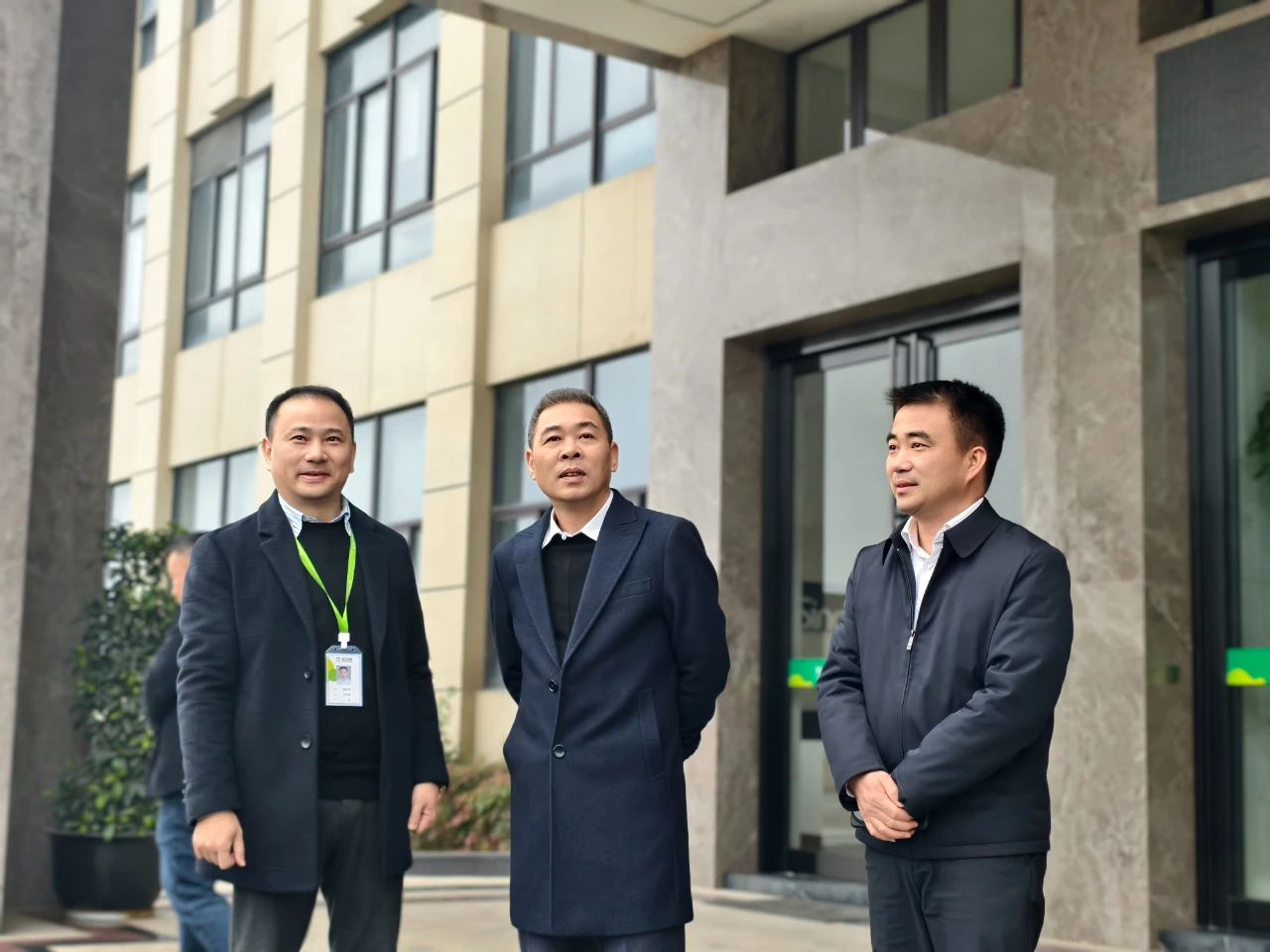 瑞安市人大常委会主任应希克莅临浙江顶味食品有限公司参观指导，助力企业发展