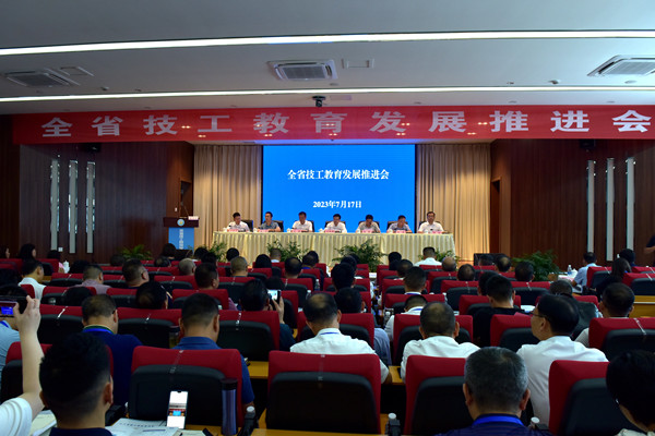 全省技工教育发展推进会在蓉召开