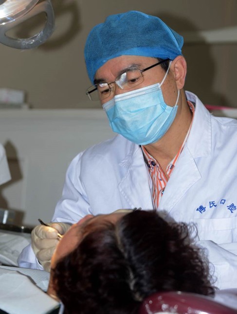 傅恭悌正在手术中 傅恭悌正在手术中