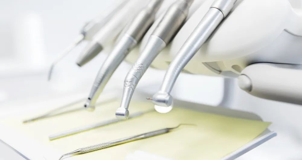 龈下刮治并不是暴力的把牙龈掀开！