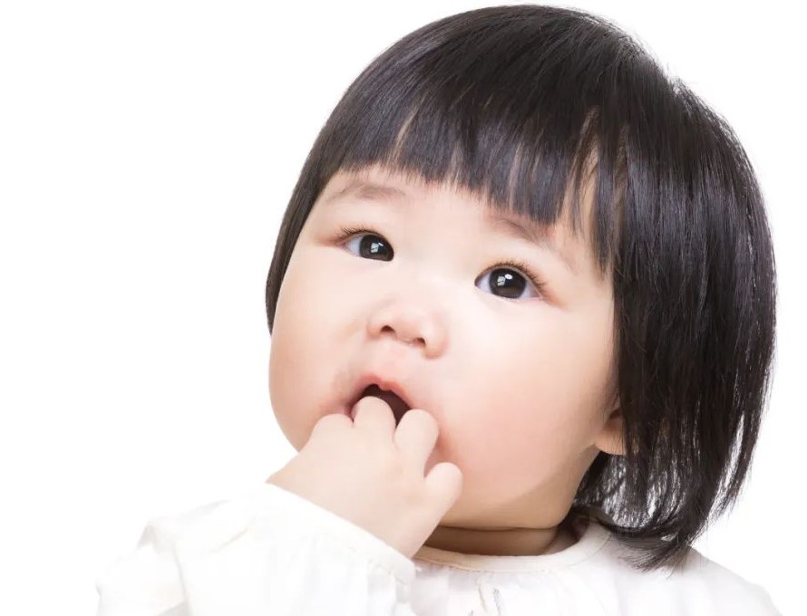 “门牙”迟萌是怎么回事？—义乌傅氏口腔