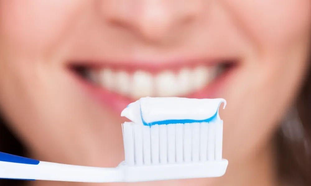 牙龈上长脓包，挤掉后还反复长出怎么回事？