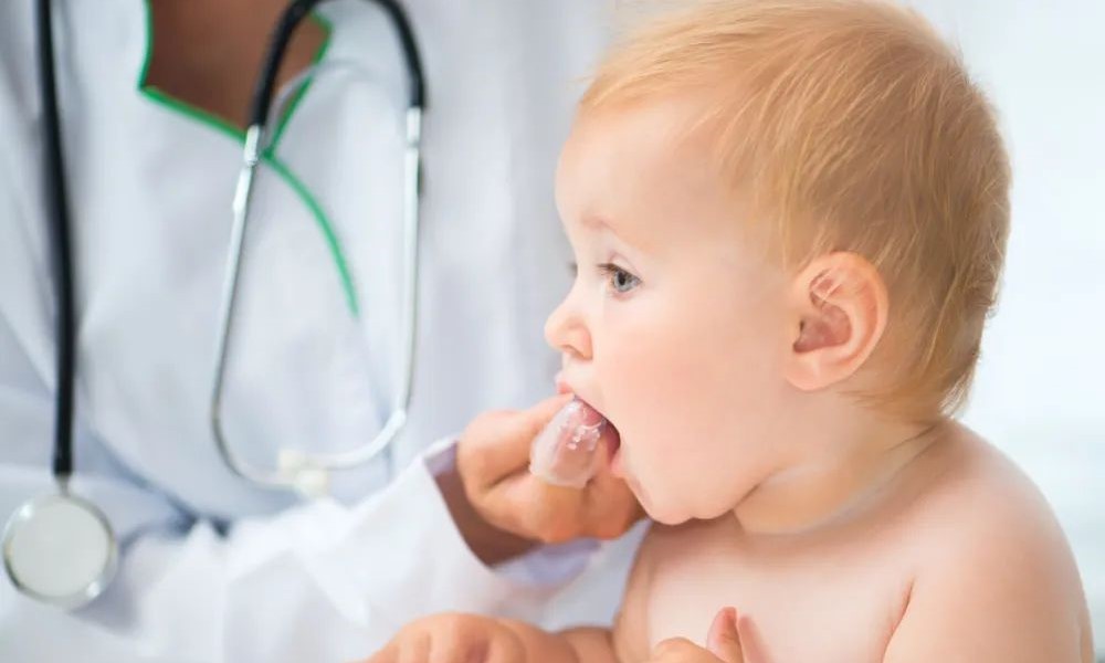 父母的坏习惯，让三岁宝宝满嘴烂牙！