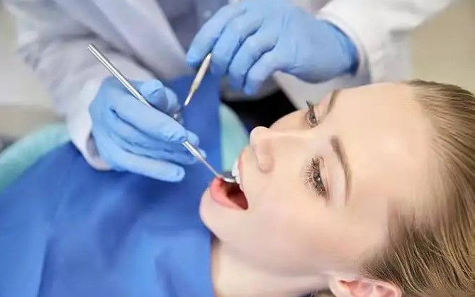 拔牙后,为何医生让坐半小时再离开?—义乌口腔护理 拔牙后,为何医生让坐半小时再离开?—义乌口腔护理