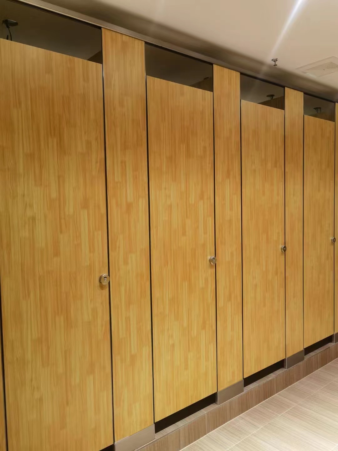 富森美家具城——公共卫生间隔断