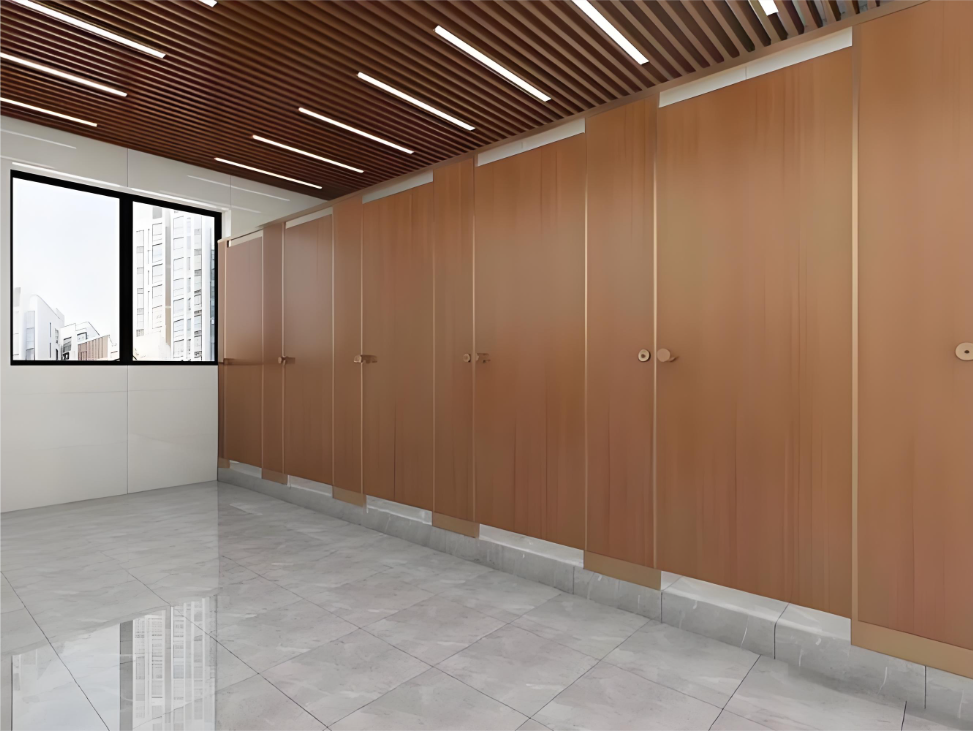 兼具实用性与美观性的公共卫生间