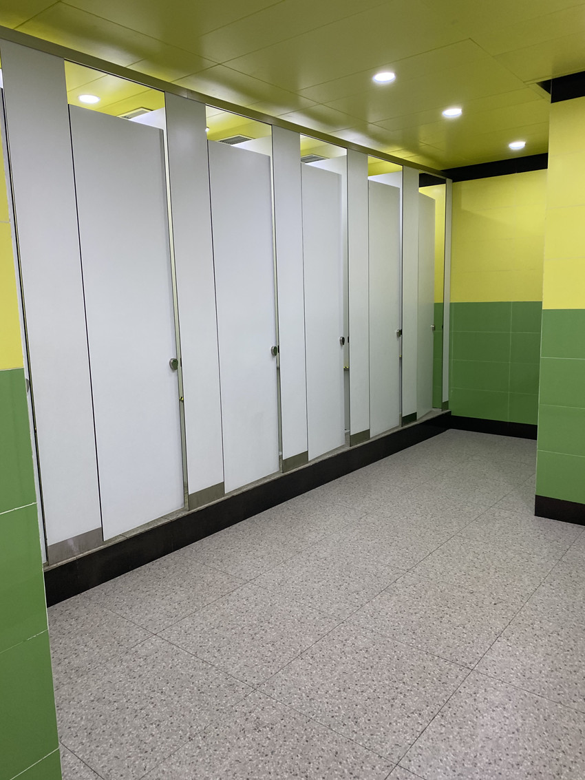 郫筒地铁站厕所隔断