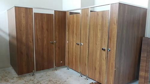 简述四川学校卫生间隔断安装注意事项