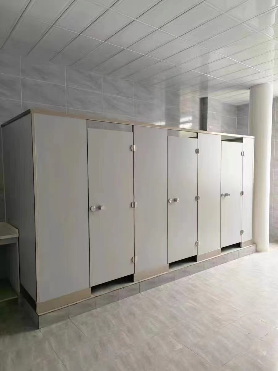 新都建材市场厕所隔断