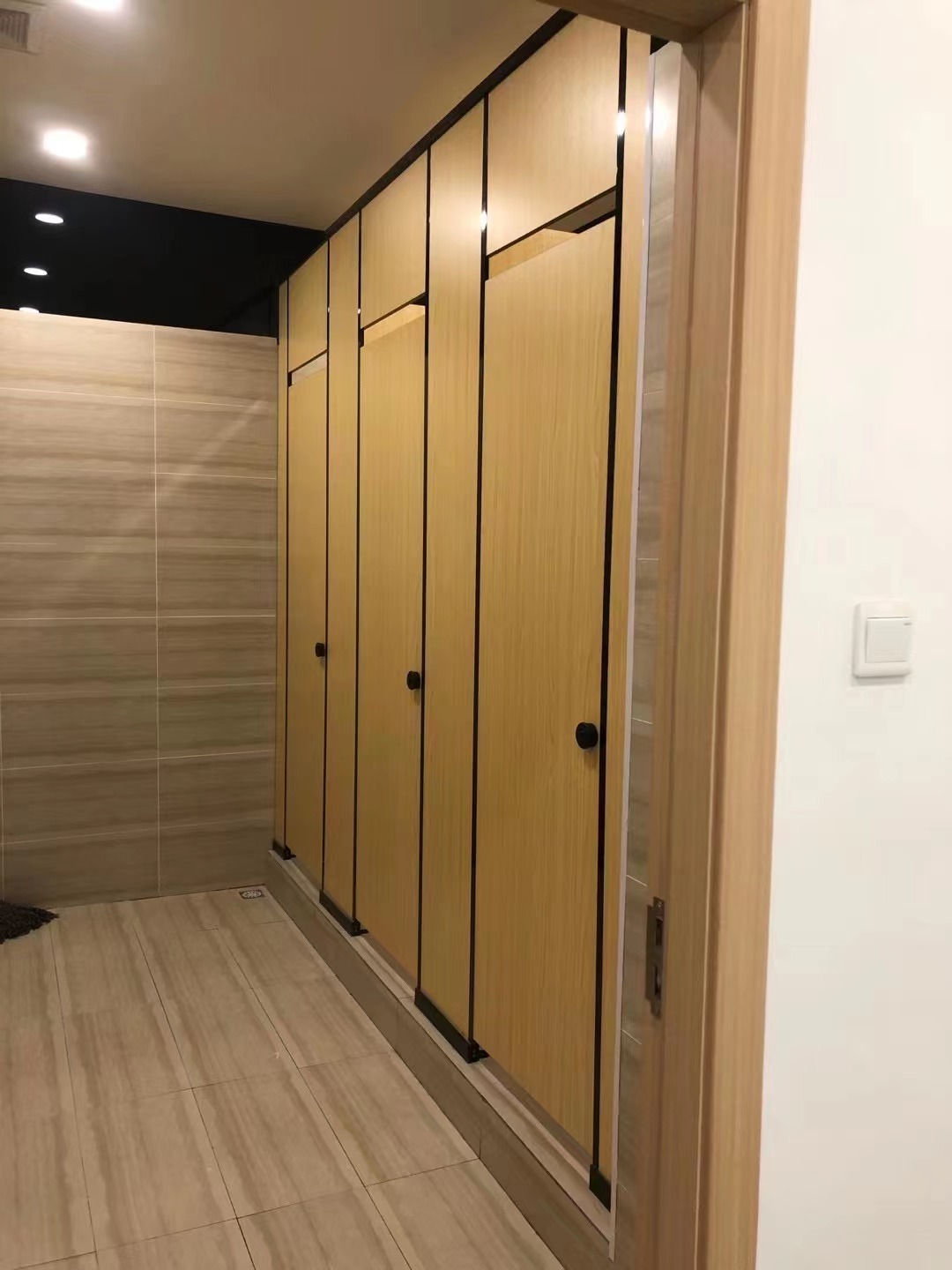 商场男士公共卫生间隔断