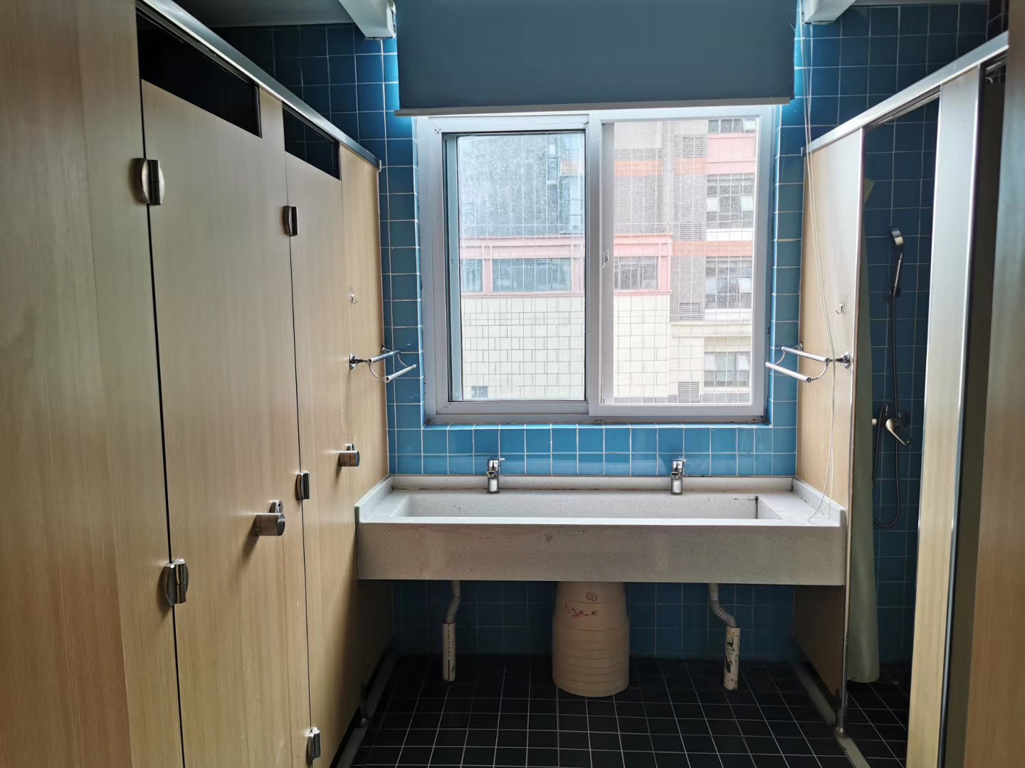 天立教育使用5年的卫生间隔断