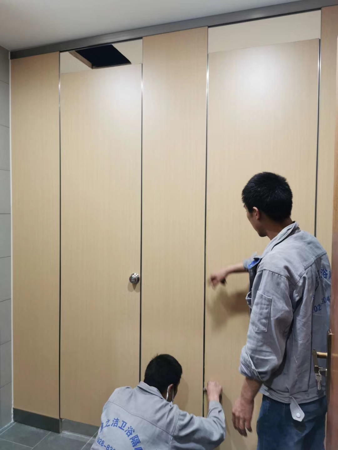 雅之洁工作人员现场测量、安装卫生间隔断