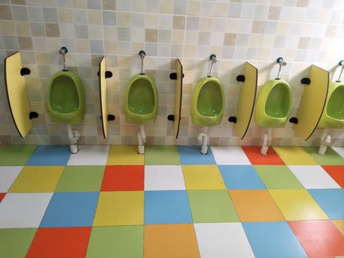 如何打造一个童趣的幼儿园厕所隔断？