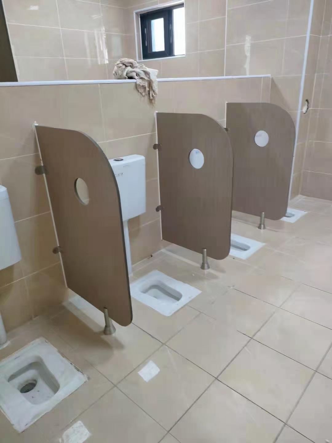 江油外国语学校卫生间隔断安装