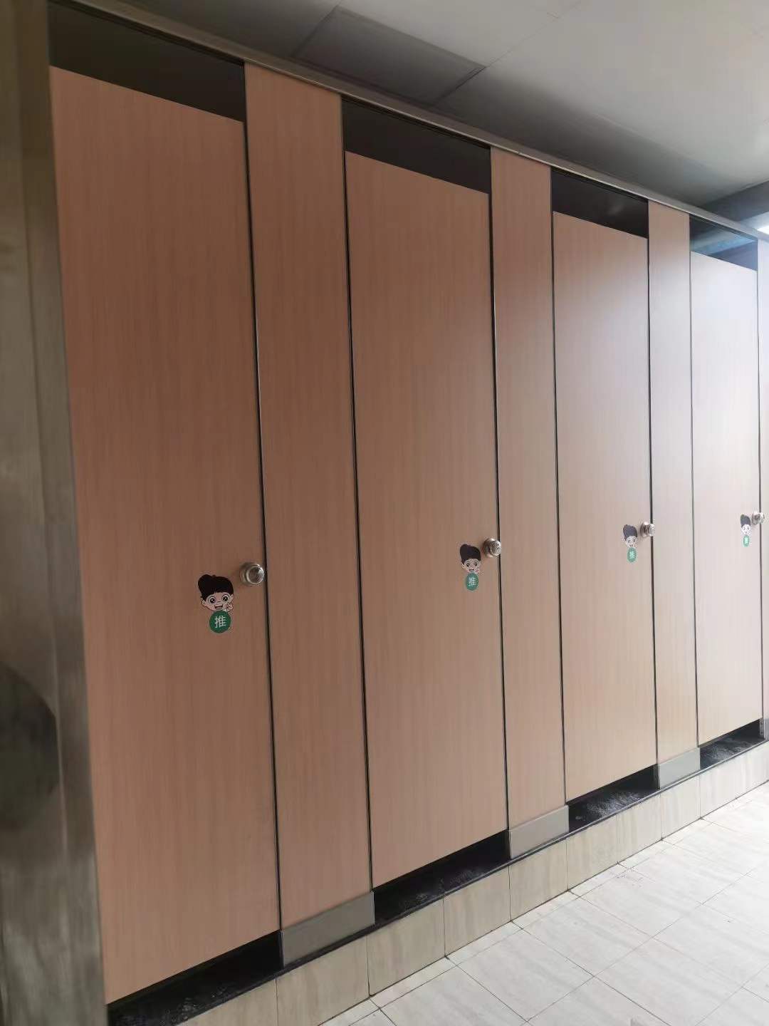 德阳百伦——卫生间隔断改造