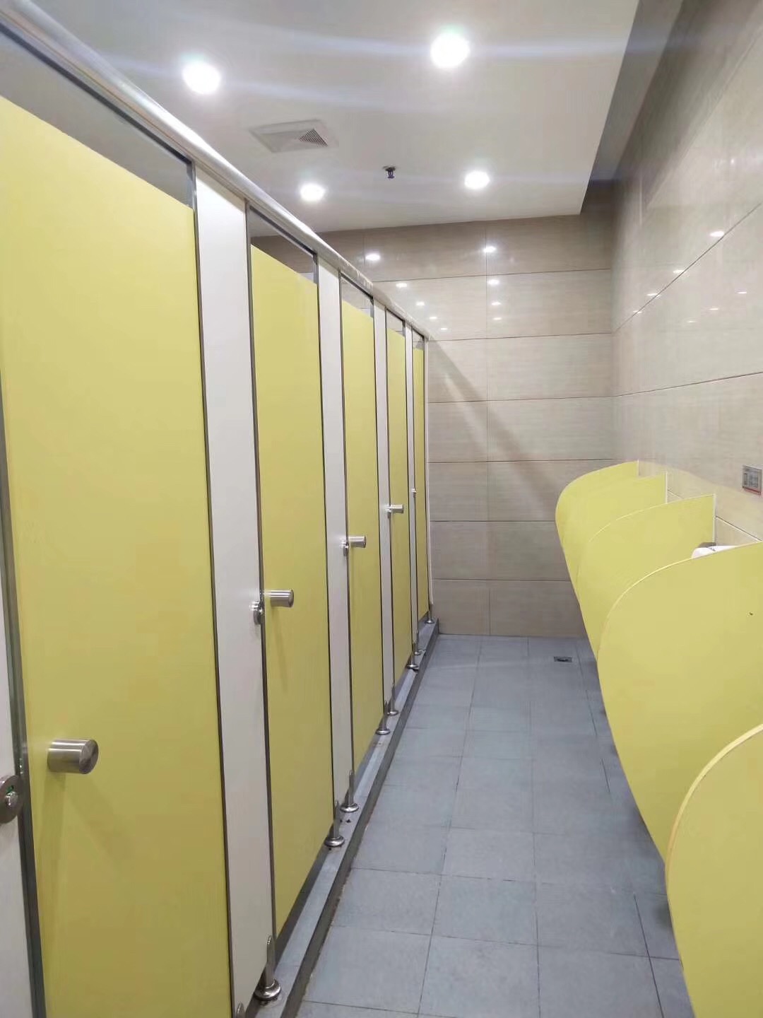 夏天阴雨较多，公共卫生间隔断该如何做好防潮保护呢？