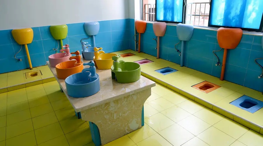 青白江某附属小学厕所隔断