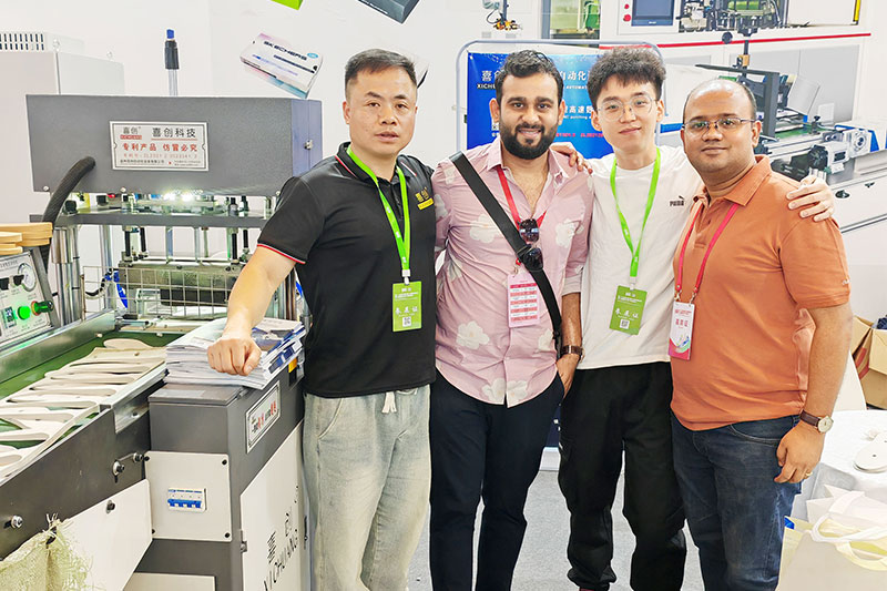 喜创鞋机展会上与客户合照