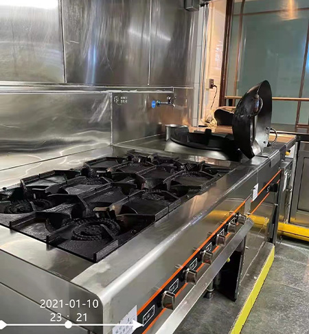 例行檢查：灶臺干凈整潔