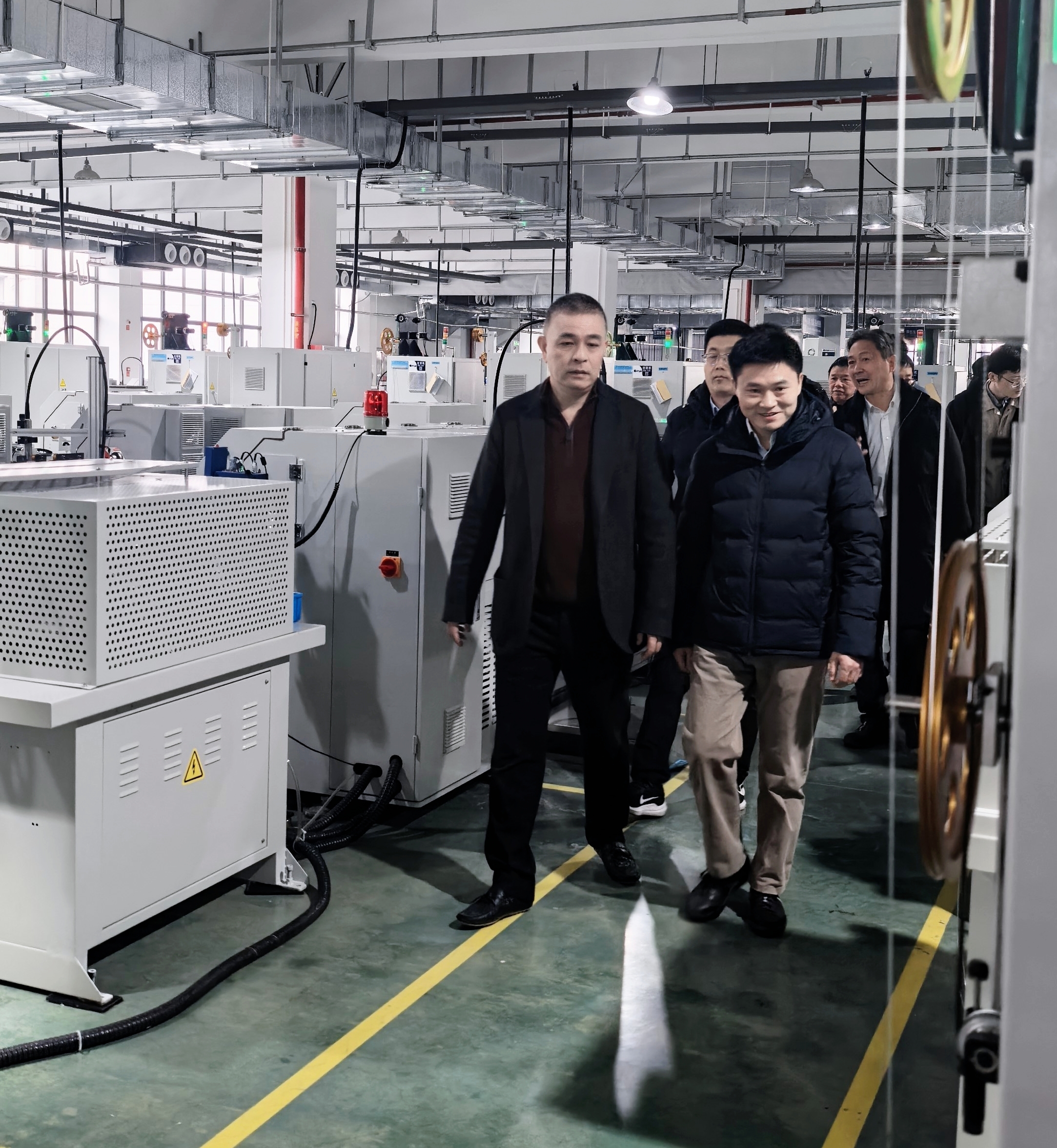 Leaders from the Ministry of Industry and Information Technology (MIIT) and provincial departments of economy and information technology conducted an investigation into the progress of digital transformation in the manufacturing industry.