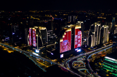 南京看江山南京南站楼体灯光广告LED