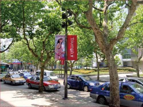上海淮海中路商圈道旗广告,陕西南路电杆旗广告,大上海时代广场路边对旗广告