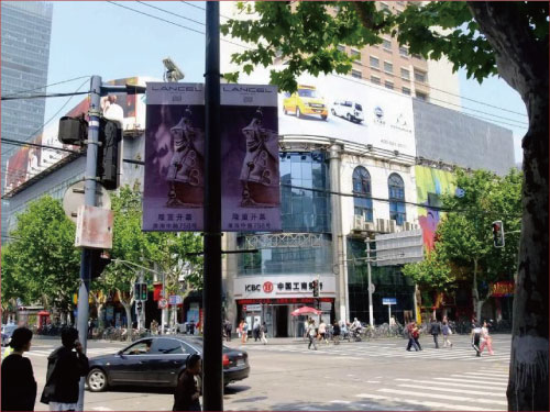 上海淮海中路商圈道旗广告,陕西南路电杆旗广告,大上海时代广场路边对旗广告