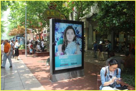 上海南京路商业步行街户外灯箱广告