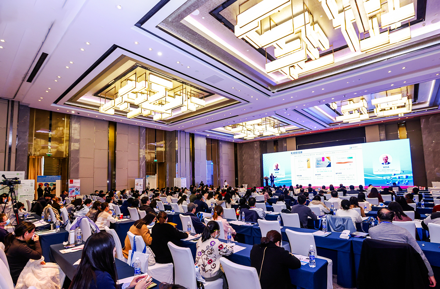 第十届药物制剂前沿技术大会现场