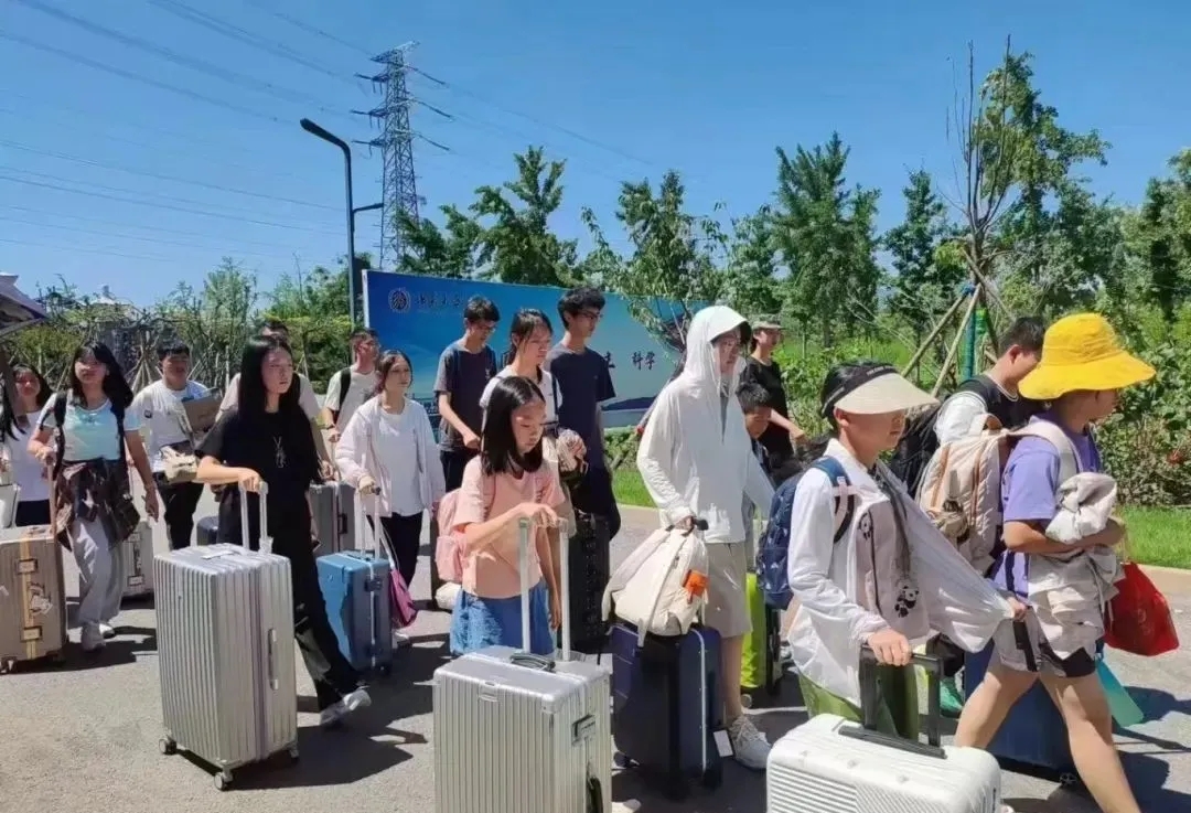 这个暑假,让您的孩子提前成为“北大人”!——北京大学青少年状元陪跑暑期班火热报名中! 这个暑假,让您的孩子提前成为“北大人”!——北京大学青少年状元陪跑暑期班火热报名中!