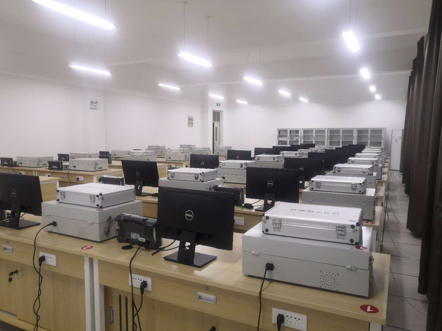 <span style="font-size:14px;font-family:Microsoft YaHei;">南京师范大学中北学院电子实验室</span>