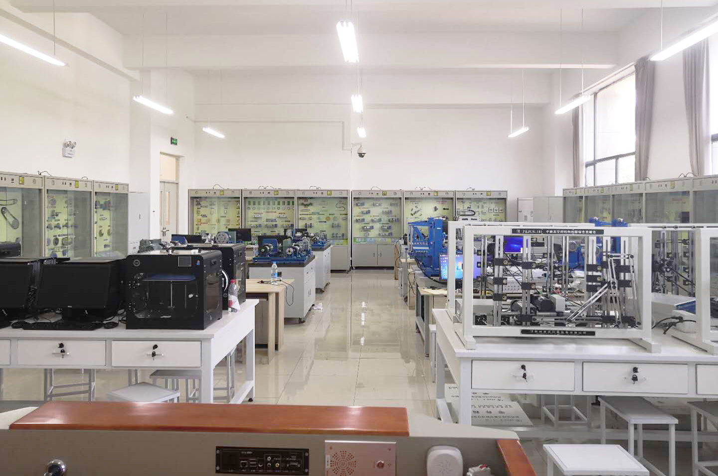 <span style="font-family:Microsoft YaHei;font-size:14px;">南京师范大学中北学院机械创新实验室</span>