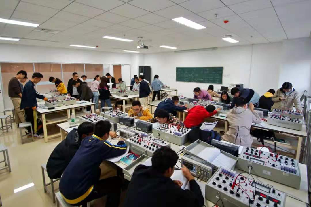 <span style="font-family:Microsoft YaHei;font-size:14px;">物理设备实验室</span>