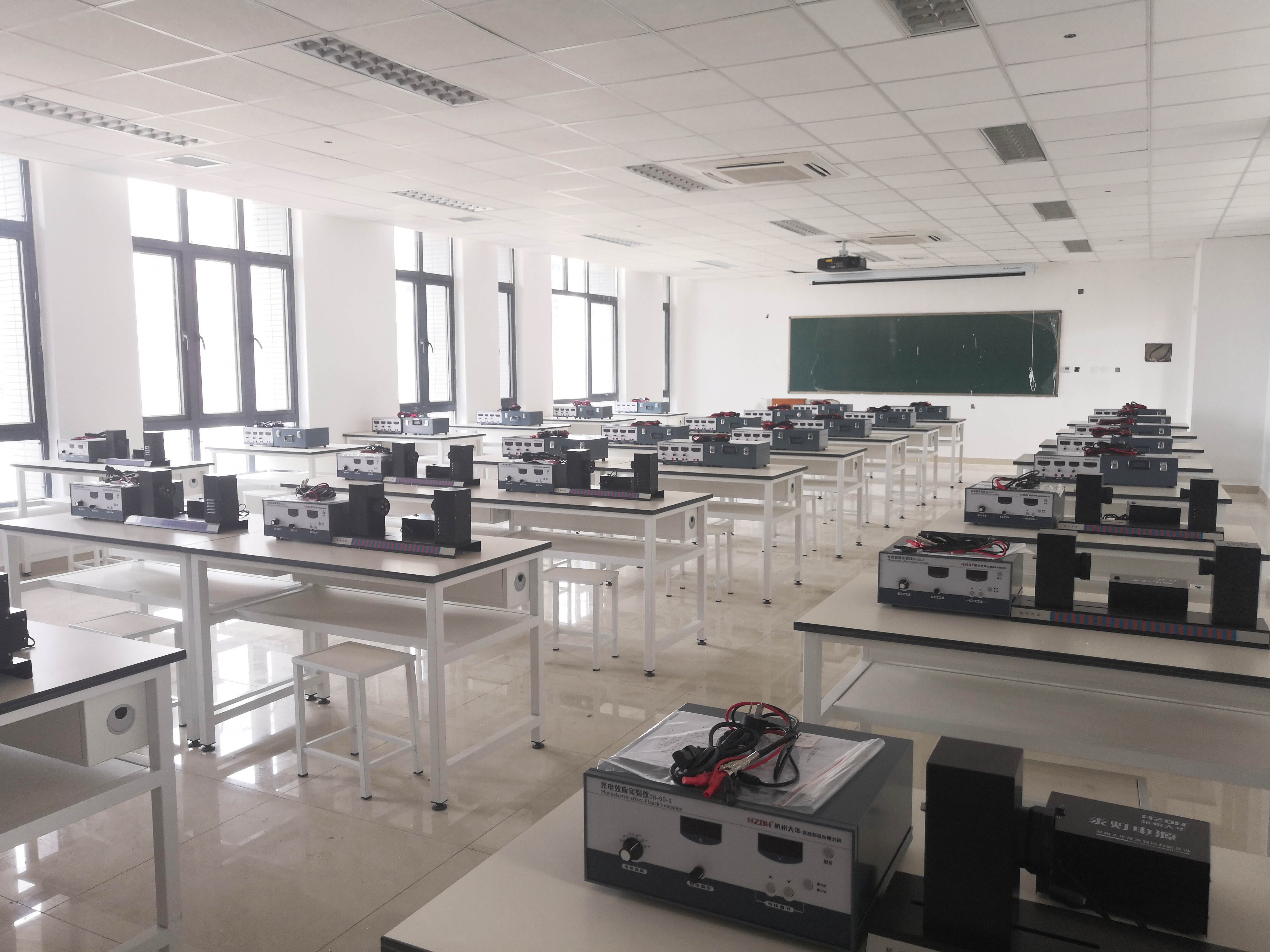 <span style="font-family:Microsoft YaHei;font-size:14px;">南京信息工程大学</span><span style="font-family:Microsoft YaHei;font-size:14px;">滨江学院物理实验室</span>