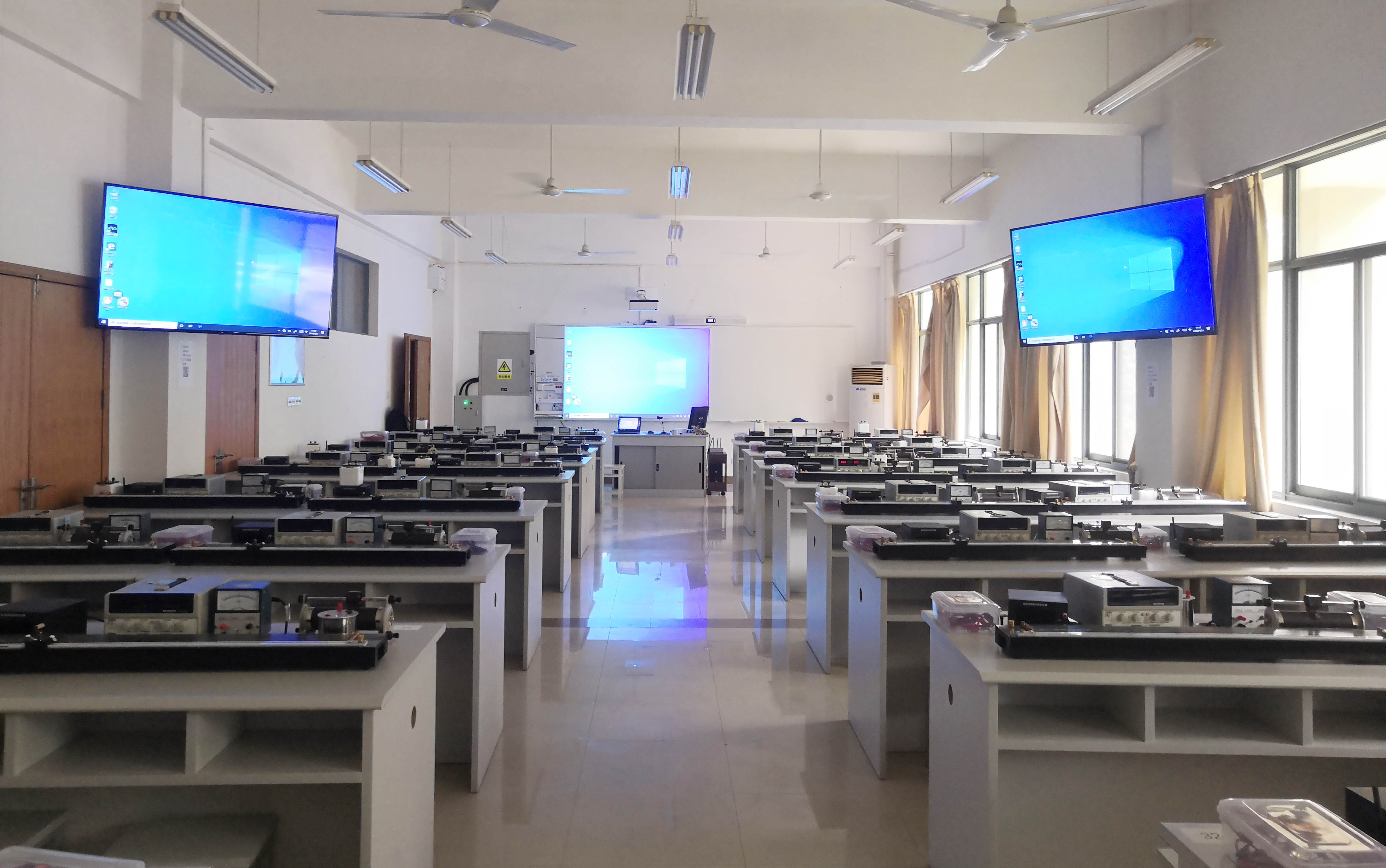 <span style="font-family:Microsoft YaHei;font-size:14px;">南京航空航天大学物理实验室</span>